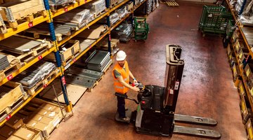 How to Operate a Stand Up Forklift